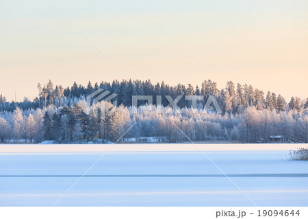 Winter lake scenery in finland 19094644