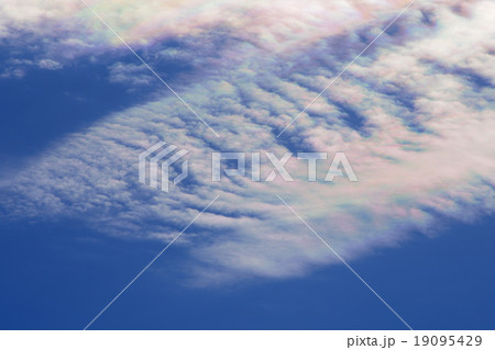 うろこ雲の波状雲　彩雲 19095429