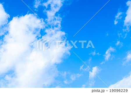 層積雲 層雲 積雲 秋の空 一般的な空と雲 白い雲と青い空 背景素材 コピースペース 文字スペース 層積雲 層雲 積雲 秋の空 一般的な空と雲 白い雲と青い空 背景素材 コピースペース 文字スペース 19096229