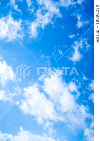 層積雲　層雲　積雲　秋の空　一般的な空と雲　白い雲と青い空　背景素材　コピースペース　文字スペース 19096230