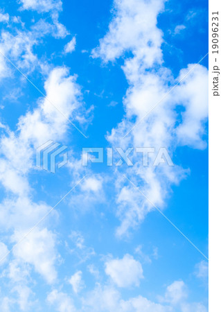 層積雲　層雲　積雲　秋の空　一般的な空と雲　白い雲と青い空　背景素材　コピースペース　文字スペース 19096231