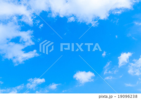 層積雲 層雲 積雲 秋の空 一般的な空と雲 白い雲と青い空 背景素材 コピースペース 文字スペース 層積雲 層雲 積雲 秋の空 一般的な空と雲 白い雲と青い空 背景素材 コピースペース 文字スペース 19096238