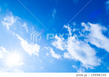 層積雲　層雲　積雲　秋の空　一般的な空と雲　白い雲と青い空　背景素材　コピースペース　文字スペース 19096240