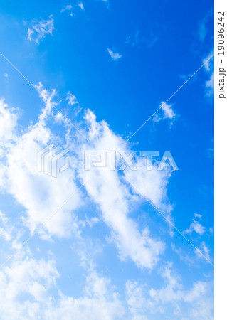 層積雲　層雲　積雲　秋の空　一般的な空と雲　白い雲と青い空　背景素材　コピースペース　文字スペース 19096242