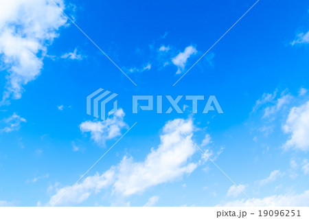 層積雲 層雲 積雲 秋の空 一般的な空と雲 白い雲と青い空 背景素材 コピースペース 文字スペース 層積雲 層雲 積雲 秋の空 一般的な空と雲 白い雲と青い空 背景素材 コピースペース 文字スペース 19096251