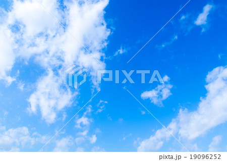 層積雲　層雲　積雲　秋の空　一般的な空と雲　白い雲と青い空　背景素材　コピースペース　文字スペース 19096252