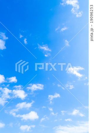 層積雲　層雲　積雲　秋の空　一般的な空と雲　白い雲と青い空　背景素材　コピースペース　文字スペース 19096253