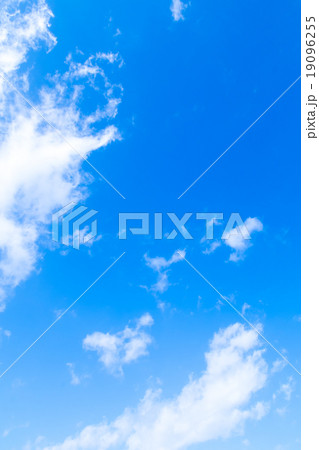 層積雲 層雲 積雲 秋の空 一般的な空と雲 白い雲と青い空 背景素材 コピースペース 文字スペース 層積雲 層雲 積雲 秋の空 一般的な空と雲 白い雲と青い空 背景素材 コピースペース 文字スペース 19096255