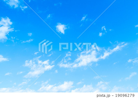 層積雲 層雲 積雲 秋の空 一般的な空と雲 白い雲と青い空 背景素材 コピースペース 文字スペース 層積雲 層雲 積雲 秋の空 一般的な空と雲 白い雲と青い空 背景素材 コピースペース 文字スペース 19096279