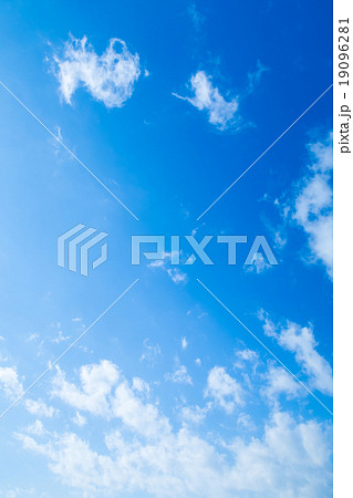 層積雲　層雲　積雲　秋の空　一般的な空と雲　白い雲と青い空　背景素材　コピースペース　文字スペース 19096281