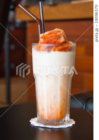 Ice red tea thai on wooden table 19096370