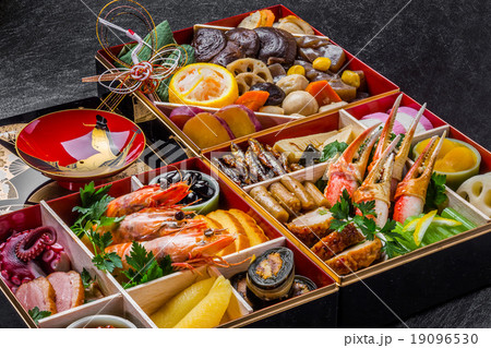 典型的なおせち料理 Typical New Year dishes Japan 典型的なおせち料理 Typical New Year dishes Japan 19096530