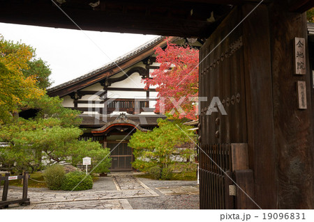 秋の金地院、山門から庫裡を望む、京都 19096831
