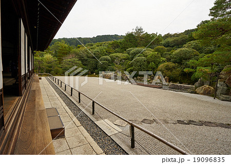 方丈西側から小堀遠州作の「鶴亀の庭」を望む、金地院、京都（超広角撮影） 19096835
