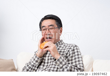 シニアの男性（歯） 19097462