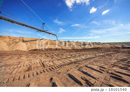 Large excavator machine in the mine 19101540