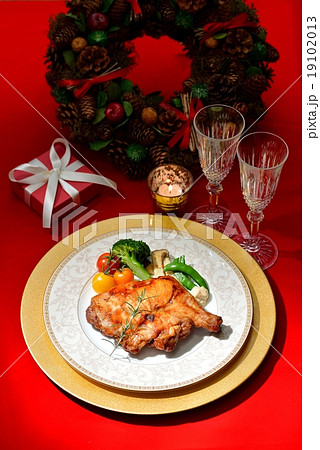 クリスマス・イブのローストチキン（ローストレッグ）ディナーのイメージ。 19102013