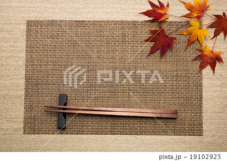 背景素材 秋 ランチマット 箸 落ち葉の写真素材