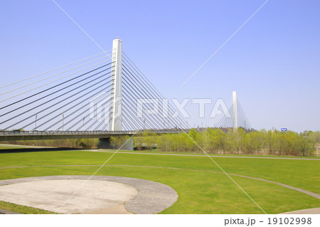 北海道帯広市 十勝大橋と河川敷の風景 国道241号線 北海道帯広市 十勝大橋と河川敷の風景 国道241号線 19102998