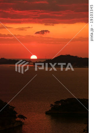 日本三景松島：幽観,扇谷展望台の元日初日の出に貴重な珍しいダルマ太陽,年賀状元旦に目出度い画像壁紙 19103345