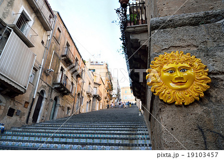 カルタジローネの大階段とマジョルカ陶器の太陽神の壁掛け カルタジローネの大階段とマジョルカ陶器の太陽神の壁掛け 19103457