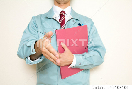 作業着で握手 19103506