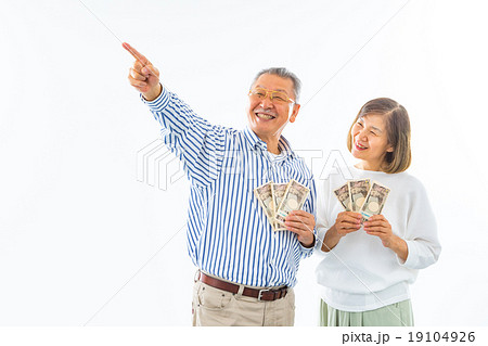 金持ち　大金持ち　大金　札束　老夫婦　男女　夫婦　女性　男性　シニア　シニア世代 19104926