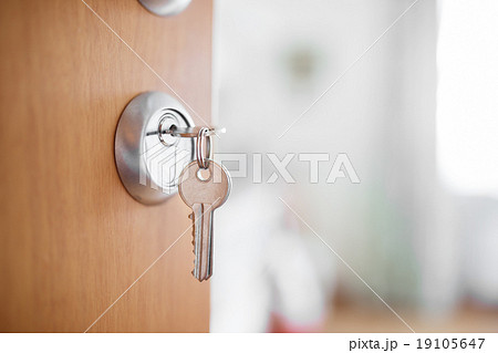 Open door with keys, key in keyhole 19105647