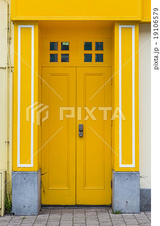 古い黄色のドア Old yellow door 古い黄色のドア Old yellow door 19106579