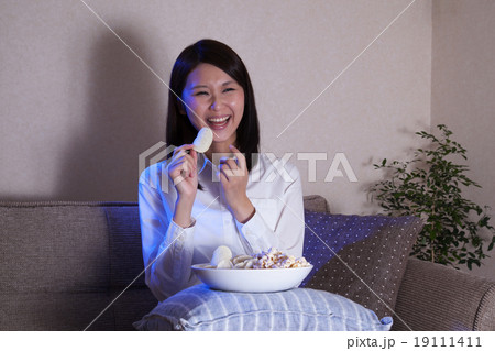 テレビ　映画　DVD 鑑賞　女性　笑う 19111411