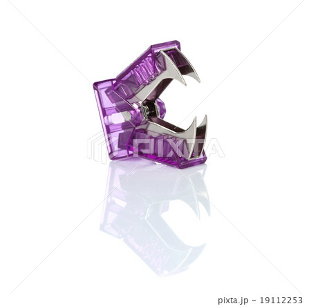 staple remover isolated on white background 19112253