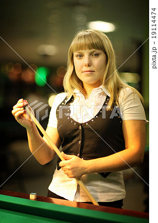 girl plays billiards 19114474