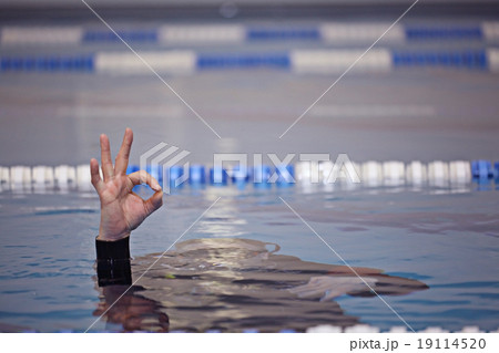 diving command hand on the water surface diving command hand on the water surface 19114520