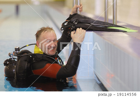 man teaches diving in the pool, swim coach 19114556