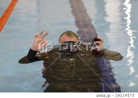 man teaches diving in the pool, swim coach 19114573