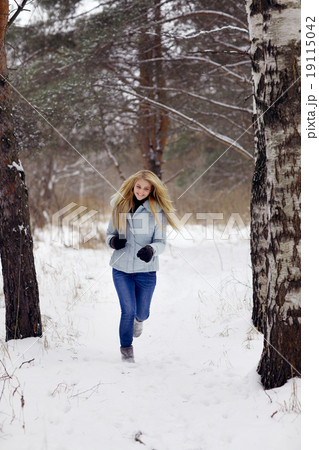 Winter fitness snowballs woman portrait Winter fitness snowballs woman portrait 19115042