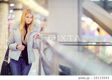 blonde, shopping, winter, spring blonde, shopping, winter, spring 19115043