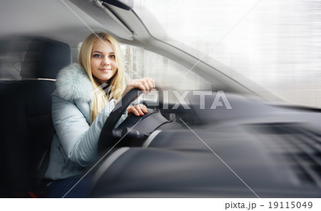 blonde behind the wheel 19115049