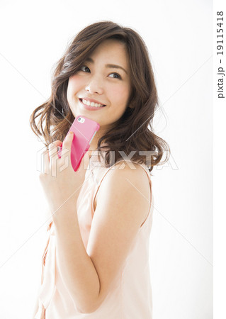 スマホを操作する若い女性 19115418