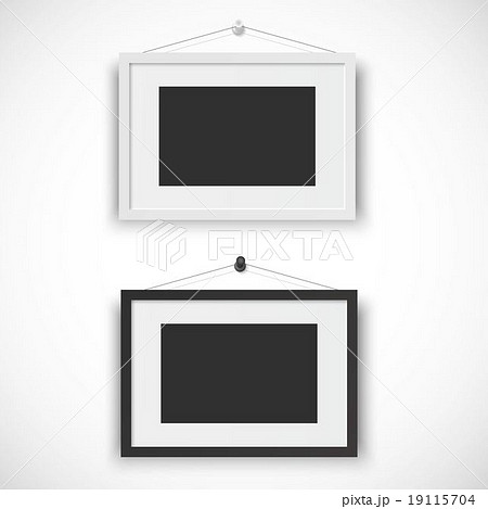 壁に掛けた白と黒の額縁 19115704
