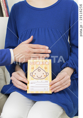 母子手帳を見せる 19116256