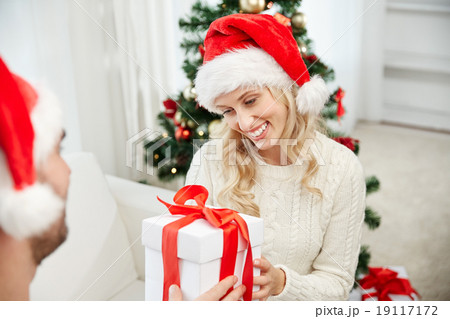 happy couple at home with christmas gift box 19117172