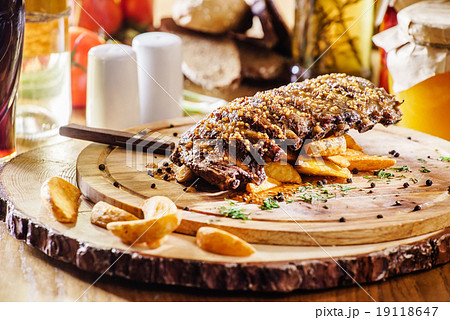 grilled ribs with potatoes 19118647