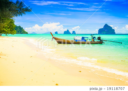 Long tailed boat at Kradan island, Thailand Long tailed boat at Kradan island, Thailand 19118707
