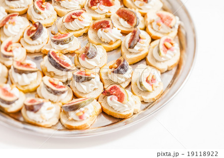canape with cream cheese and fig 19118922