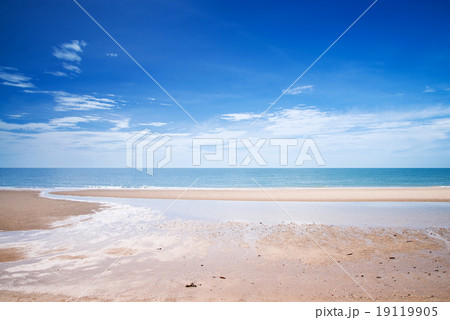 Tropical white sandy beach at sunny day. 19119905