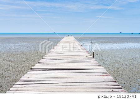 Wooden bridge on the way to the harbor. 19120741