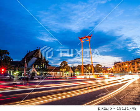 The Giant Swing and Suthat Temple at Twilight Time, Bangkok, Tha The Giant Swing and Suthat Temple at Twilight Time, Bangkok, Tha 19121748