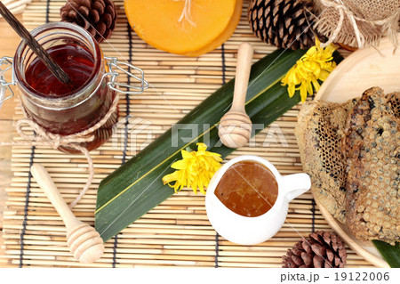 Honey variety with honeycomb and honey in a jar with beeswax. 19122006