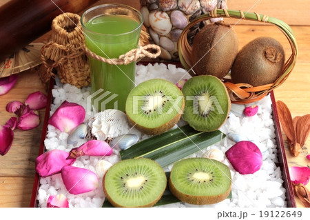 Kiwi fruit juicy green and kiwi juice delicious. Kiwi fruit juicy green and kiwi juice delicious. 19122649
